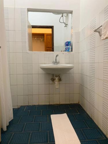 达累斯萨拉姆Baobab Village One Bedroom apartment - Type I的一间带水槽和镜子的浴室