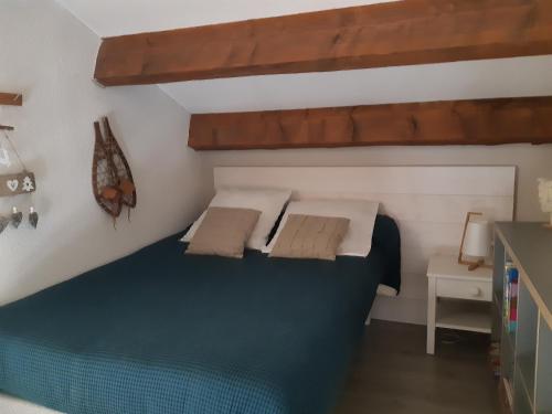 布齐耶比利牛斯2000Chalet CAL CAPOU的一间卧室配有一张大床和两个枕头
