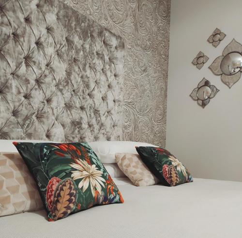 威尼斯B&B Cà del Poeta的一张白色的床,上面有两个枕头