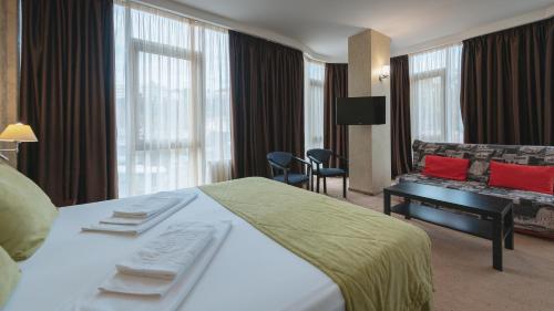 霍斯塔霍斯塔酒店的酒店客房,配有床和沙发