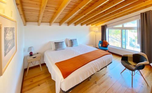 São JoãoMiradouro da Papalva Guest House - Pico - Azores的一间卧室设有一张床和一个大窗户