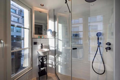 巴黎Le 12 Hôtel的带淋浴和盥洗盆的浴室