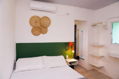 费尔南多 - 迪诺罗尼亚CASA PITANGA的卧室配有白色的床和绿色床头板