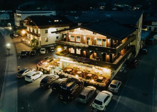 大格洛克纳山道旁富施珀斯特法什酒店的前面停放汽车的房子的空中景色