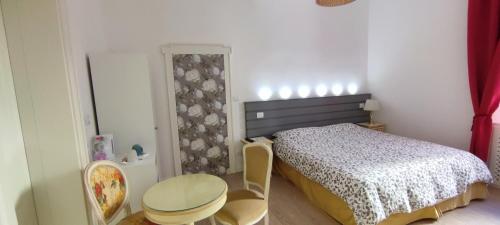 博洛尼亚Strada Maggiore 37的卧室配有一张床和一张桌子及椅子