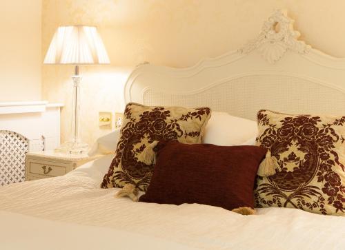斯托尔河畔希普斯顿老科林客舍的一张白色的床,上面有两个枕头