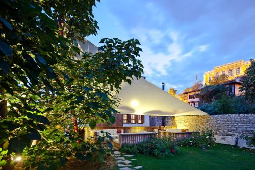 番红花城古尔夫萨夫兰博卢酒店的白色屋顶和庭院的房子