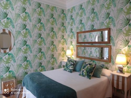 桑托尼亚阿罗亚眠托布西罗旅馆的一间卧室配有床和壁纸覆盖的墙壁