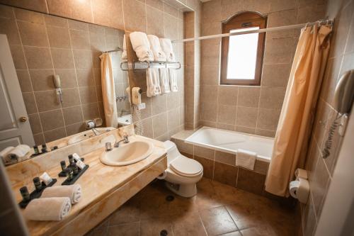 普诺Hotel Hacienda Puno Centro Histórico的浴室配有盥洗盆、卫生间和浴缸。