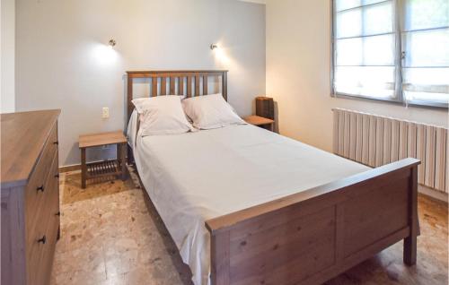 Amazing Apartment In Avignon With Wifi客房内的一张或多张床位