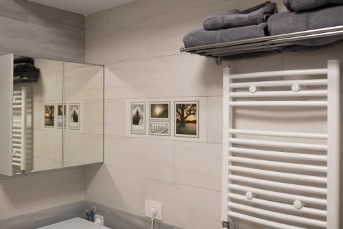 雅西Căsuța din Copou的一间带水槽和镜子的浴室