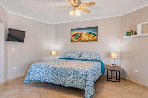 棕榈滩Piece of Paradise的一间卧室配有一张床和吊扇