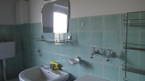 布鲁尼科Blasbichler Appartments的一间带水槽和镜子的浴室
