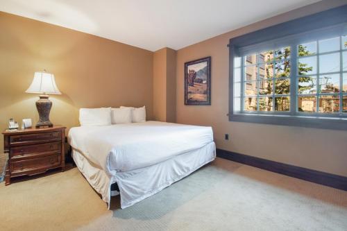 帕克城Arrowleaf Lodge - 1 Bed Studio #101A的一间卧室设有一张大床和一个窗户。