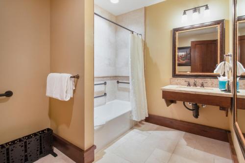 帕克城Arrowleaf Lodge - 1 Bed Studio #101A的带浴缸、淋浴和盥洗盆的浴室