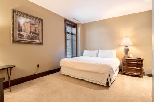 帕克城Arrowleaf Lodge - 1 Bed Studio #100A的一间卧室设有一张床和一个窗口