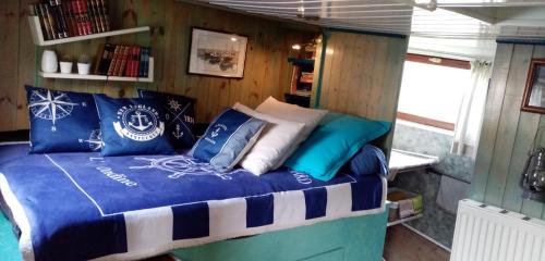Plombières-lès-DijonPENICHE ONDINE的一间卧室配有一张带蓝色和白色枕头的床