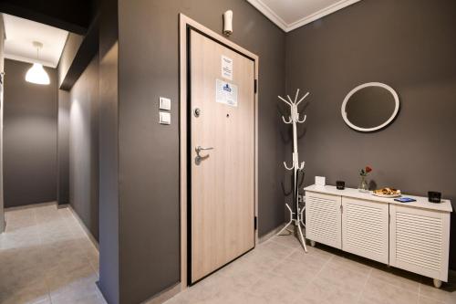 塞萨洛尼基Thessaloniki Center Apartment的浴室设有木门和镜子