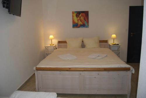 巴特基辛根琥珀别墅酒店的一间卧室配有一张带两盏灯的大型白色床。