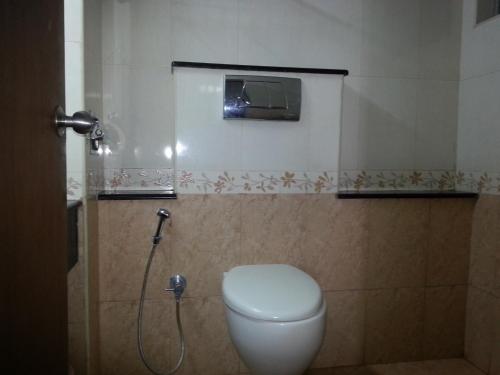 蓬蒂切里莲花湾景酒店的浴室配有白色卫生间和淋浴。