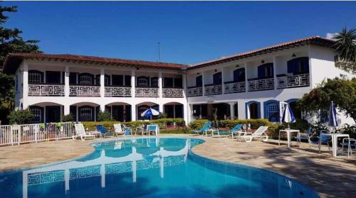 乌巴图巴Hotel Porto do Eixo Ubatuba的从游泳池可欣赏到酒店的景色