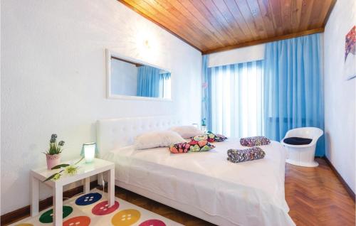 里耶卡Beautiful Apartment In Rijeka With House A Panoramic View的卧室配有白色的床和窗户。