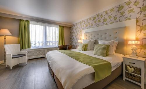 德帕内阿拉沙丘酒店的一间设有大床和窗户的酒店客房