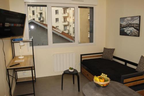 格勒诺布尔Grenoble hyper-centre + WiFi + Netflix的小房间设有床和窗户