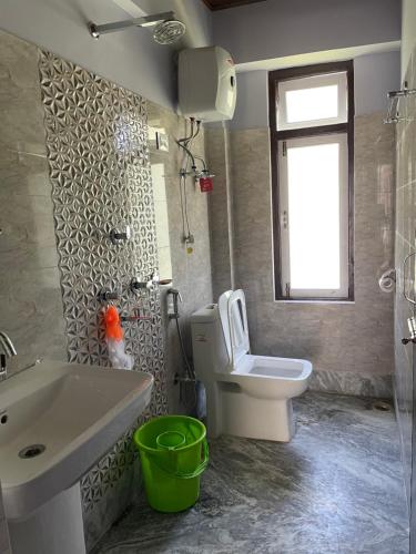佩林KHIMSHA HOMESTAY的浴室配有卫生间、盥洗盆和淋浴。