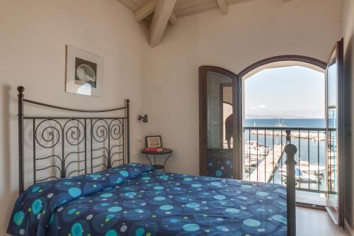 卡沃老学校酒店的一间卧室配有一张床,享有海景