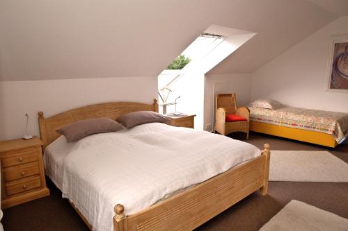 吕登沙伊德Ferienwohnung Klebeck的一间卧室设有一张大床和一个窗户。