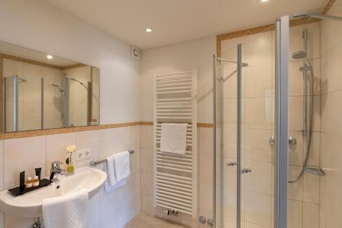 普夫龙滕Hotel Garni Bergidyll - adults only的一间带水槽和淋浴的浴室
