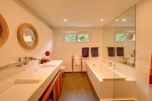 采尔马特迎风公寓酒店的一间带两个盥洗盆和大镜子的浴室