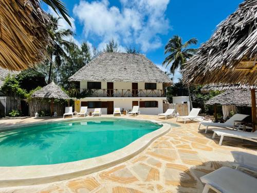米查维Oleza Boutique Hotel Zanzibar的别墅前的游泳池