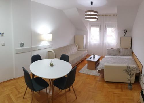 索科矿泉村Apartman Ristić 6的客厅配有桌子和沙发