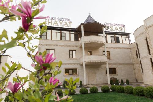派蒂哥斯卡哈亚特Spa酒店的前面有粉红色花的建筑