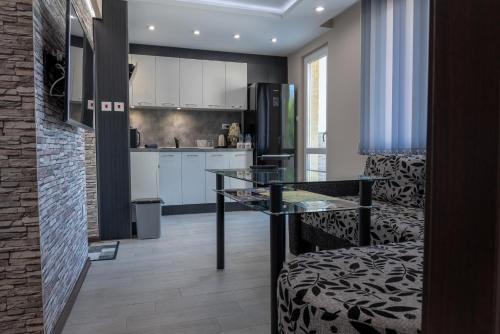 大特尔诺沃Apartment Central-LUX 1的一间厨房,在房间内配有玻璃桌