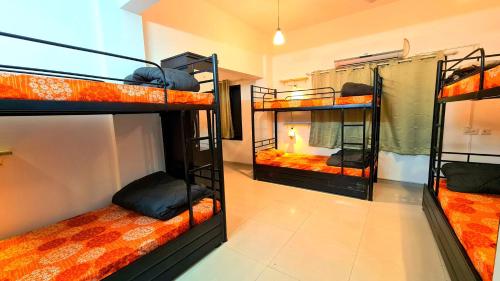 Lifespace- Spacious Hostel in a Luxurious Villa客房内的一张或多张床位