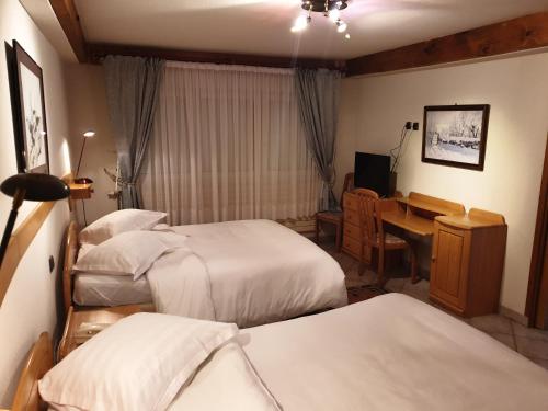 拉普特鲁瓦杜法德餐厅酒店的酒店客房设有三张床和一张书桌