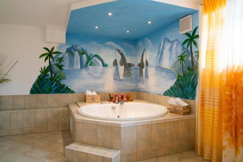 维尔芬翁泽斯特伯格霍夫酒店的浴室配有带鲸鱼壁画的浴缸