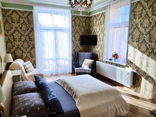 卡罗维发利Petřín No. 1的一间卧室配有一张床、一张沙发和窗户。