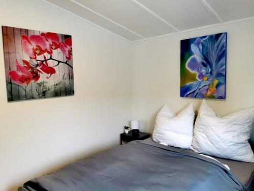 梅灵Tiny House Mehring的卧室配有一张壁画和两张画的床铺。