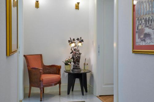 普拉Little Roos的走廊上设有桌子、椅子和花瓶