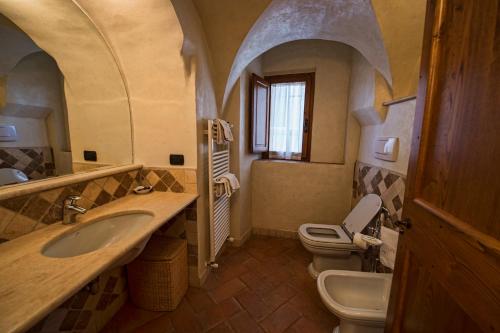 蒙特普齐亚诺孔图爱托卡公寓的一间带水槽和卫生间的浴室