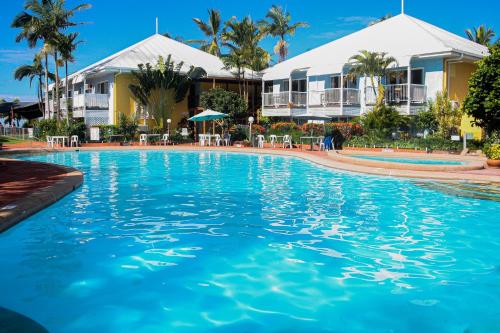 麦凯WhitsunStays - The Resort by the Sea的度假村前的游泳池