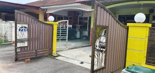 哥打丁宜Ma Maison Homestay Taman Daiman Jaya Kota Tinggi的房子前面的一对门