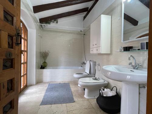 坎布里尔斯Barri Antic Cambrils的白色的浴室设有水槽和卫生间。