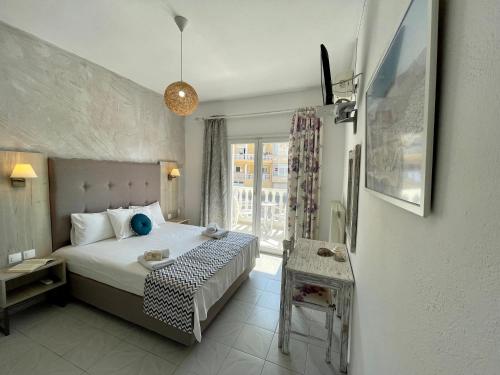 利迈纳里亚VANA Studios & Apartments的酒店客房设有床和窗户。