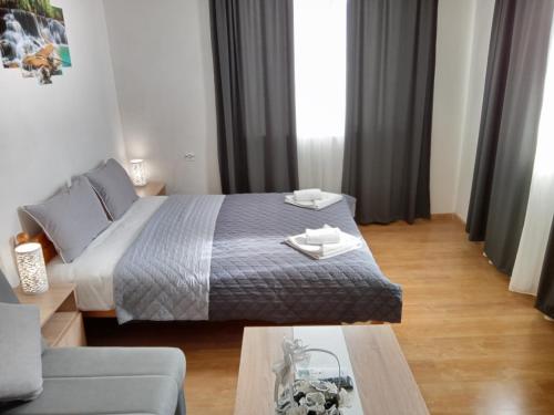 萨帕雷瓦巴尼亚Къща за гости КЕМО的一间卧室配有一张床、一张沙发和一张桌子