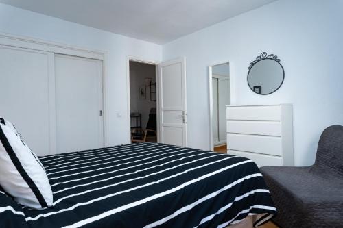 科斯塔特吉塞Bliss -Panoramic views-的卧室配有黑白条纹床和椅子